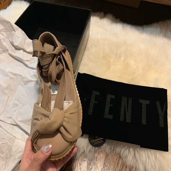 Bow creeper sandal in oatmeal - Picture 2 of 5